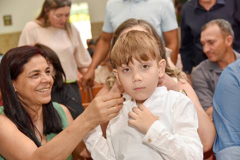 Fotografia Da Madrinha Arrumando  o Cabelo do Batizado Na Igreja São José em São Paulo, SP Feita por Priscila Felix Fotógrafa de Casamentos, Ensaios e Família'