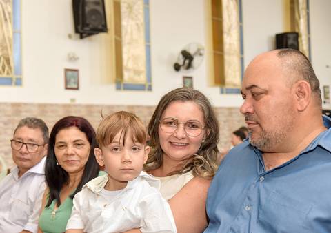 Fotografia Do Batizado Com Os Pais e Padrinhos Sorrindo Na Igreja São José em São Paulo, SP Feita por Priscila Felix Fotógrafa de Casamentos, Ensaios e Família'