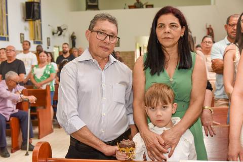 Fotografia Do Batizado Com Os Padrinhos Na Igreja São José em São Paulo, SP Feita por Priscila Felix Fotógrafa de Casamentos, Ensaios e Família'