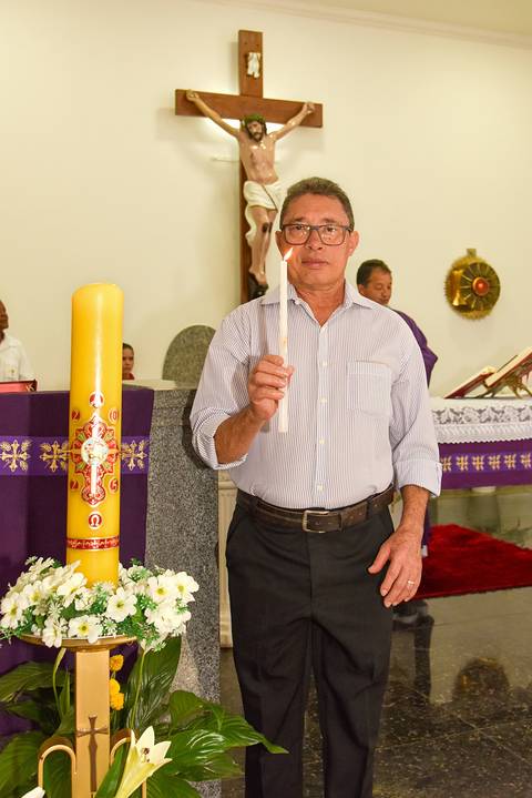 Fotografia Do Padrinho Acendendo A Vela Na Igreja São José em São Paulo, SP Feita por Priscila Felix Fotógrafa de Casamentos, Ensaios e Família'