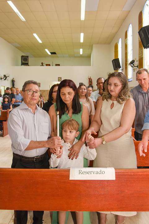 Fotografia Dos Padrinhos Segurando A Vela Junto Com Os Pais e o Batizado Na Igreja São José em São Paulo, SP Feita por Priscila Felix Fotógrafa de Casamentos, Ensaios e Família'