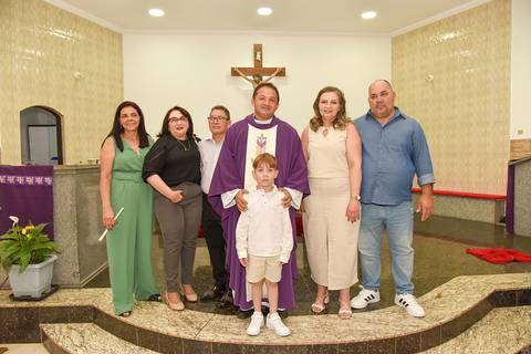 Fotografia Do Batizado No Altar, Ao Lado Do Padre, Pais e Padrinhos Na Igreja São José em São Paulo, SP Feita por Priscila Felix Fotógrafa de Casamentos, Ensaios e Família'