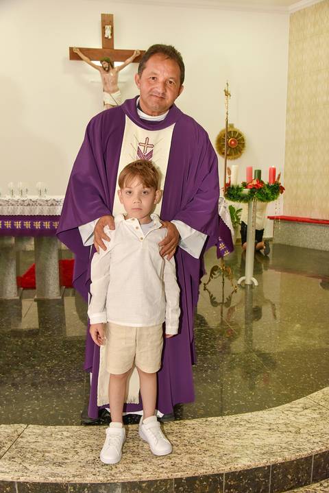 Fotografia Do Batizado Com O Padre No Altar Na Igreja São José em São Paulo, SP Feita por Priscila Felix Fotógrafa de Casamentos, Ensaios e Família'