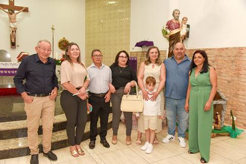 Fotografia Do Batizado No Altar, Ao Lado De Sua Família Na Igreja São José em São Paulo, SP Feita por Priscila Felix Fotógrafa de Casamentos, Ensaios e Família'