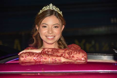 Foto da Aniversariante Saindo Pelo Teto Da Limosine Em Guarulhos - SP, Foto Feita Pela Priscila Felix Fotógrafa de Família, Casamentos e Ensaios '