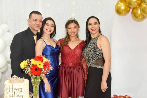 Foto da Aniversariante Abraçada Aos Pais e Irmã No Buffet Meleca Em Guarulhos - SP, Foto Feita Pela Priscila Felix Fotógrafa de Família, Casamentos e Ensaios '