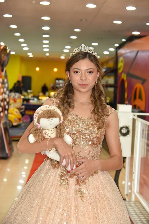 Foto da Aniversariante Entrando Com Uma Boneca de Pano No Buffet Meleca Em Guarulhos - SP, Foto Feita Pela Priscila Felix Fotógrafa de Família, Casamentos e Ensaios '