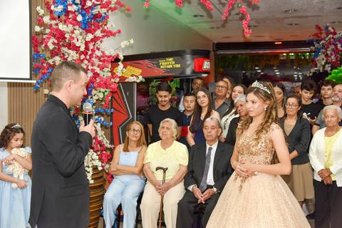 Foto do Pai Homenageando a Aniversariante No Buffet Meleca Em Guarulhos - SP, Foto Feita Pela Priscila Felix Fotógrafa de Família, Casamentos e Ensaios '