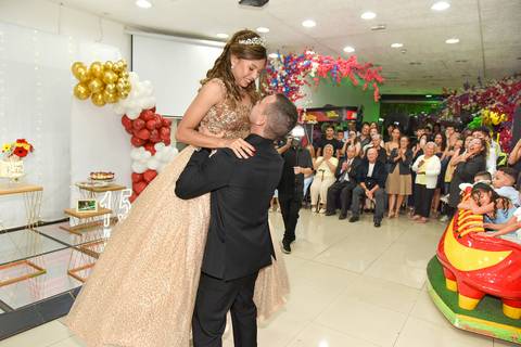 Foto do Pai Erguendo a Aniversariante Durante a Dança No Buffet Meleca Em Guarulhos - SP, Foto Feita Pela Priscila Felix Fotógrafa de Família, Casamentos e Ensaios '