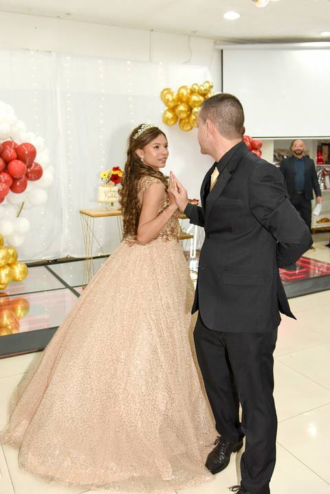 Foto do Pai Dançando Com a Aniversariante No Buffet Meleca Em Guarulhos - SP, Foto Feita Pela Priscila Felix Fotógrafa de Família, Casamentos e Ensaios '