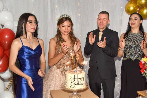 Foto da Aniversariante Cantando Parabéns Ao Lado Dos Pais e Irmã No Buffet Meleca Em Guarulhos - SP, Foto Feita Pela Priscila Felix Fotógrafa de Família, Casamentos e Ensaios '