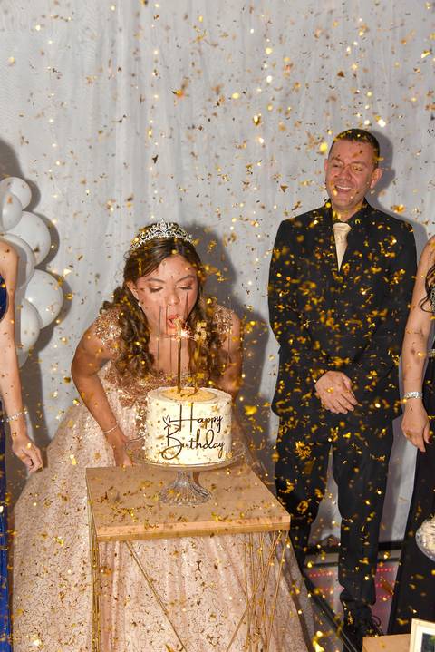 Foto da Aniversariante Assoprando a Vela No Buffet Meleca Em Guarulhos - SP, Foto Feita Pela Priscila Felix Fotógrafa de Família, Casamentos e Ensaios '
