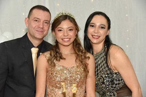 Foto da Aniversariante Com Seus Pais No Buffet Meleca Em Guarulhos - SP, Foto Feita Pela Priscila Felix Fotógrafa de Família, Casamentos e Ensaios '