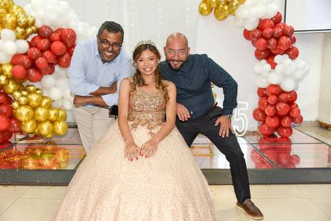 Foto da Aniversariante Com Seus Padrinhos No Buffet Meleca Em Guarulhos - SP, Foto Feita Pela Priscila Felix Fotógrafa de Família, Casamentos e Ensaios '