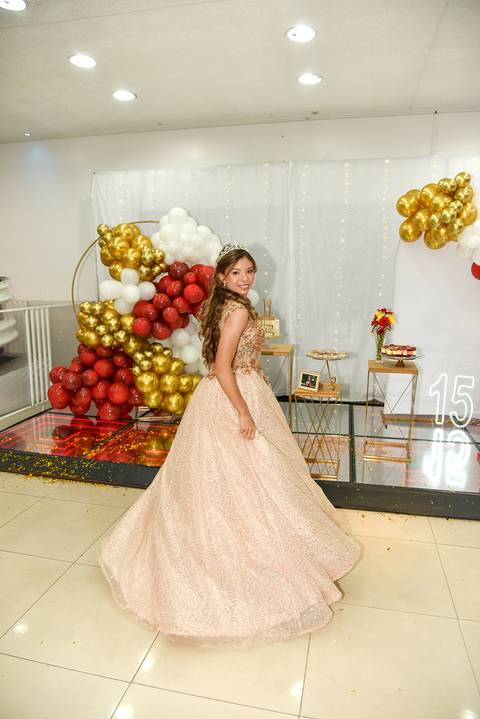Foto da Aniversariante Girando Seu Vestido Longo No Buffet Meleca Em Guarulhos - SP, Foto Feita Pela Priscila Felix Fotógrafa de Família, Casamentos e Ensaios '