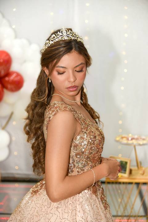 Foto da Aniversariante Olhando Para o Ombro No Buffet Meleca Em Guarulhos - SP, Foto Feita Pela Priscila Felix Fotógrafa de Família, Casamentos e Ensaios '