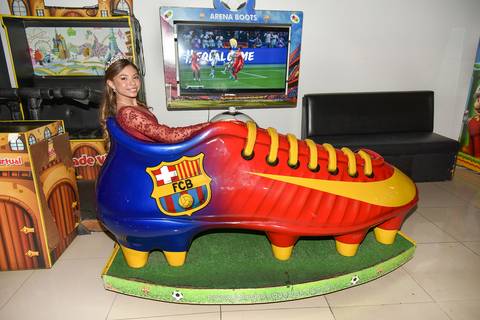 Foto da Aniversariante Dentro de Uma Chuteira Gigante No Buffet Meleca Em Guarulhos - SP, Foto Feita Pela Priscila Felix Fotógrafa de Família, Casamentos e Ensaios '