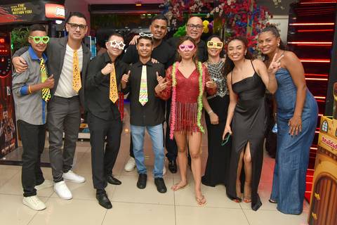 Foto da Aniversariante Com Os Amigos No Buffet Meleca Em Guarulhos - SP, Foto Feita Pela Priscila Felix Fotógrafa de Família, Casamentos e Ensaios '