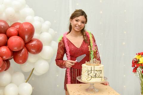 Foto da Aniversariante Cortando O Bolo No Buffet Meleca Em Guarulhos - SP, Foto Feita Pela Priscila Felix Fotógrafa de Família, Casamentos e Ensaios '