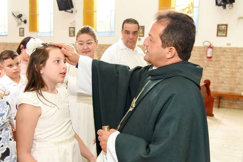 Fotografia Do Padre Passando o Óleo Na Testa da Marília Na Igreja São José em São Paulo, SP Feita por Priscila Felix Fotógrafa de Casamentos, Ensaios e Família'