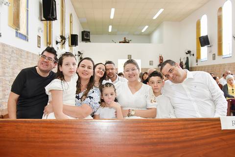 Fotografia Das Irmãs Marília e Raissa No Colo Da Mãe e Madrinha Ao Lado do Pai e Padrinho e Irmão Na Igreja São José em São Paulo, SP Feita por Priscila Felix Fotógrafa de Casamentos, Ensaios e Família'