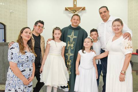 Fotografia Do Padre Com A Família das Batizadas No Altar Da Igreja São José em São Paulo, SP Feita por Priscila Felix Fotógrafa de Casamentos, Ensaios e Família'