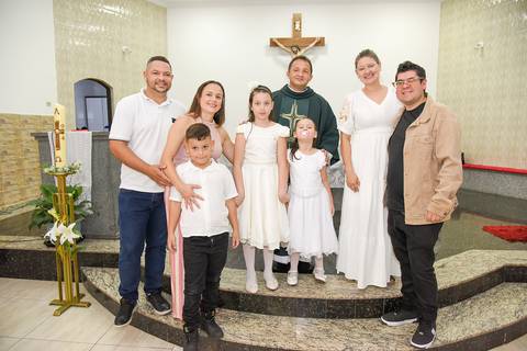 Fotografia Do Padre Com A Família das Batizadas No Altar Da Igreja São José em São Paulo, SP Feita por Priscila Felix Fotógrafa de Casamentos, Ensaios e Família'