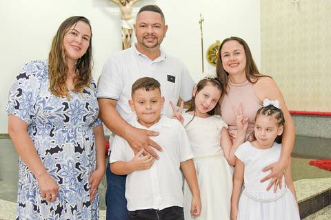 Fotografia Das Batizadas Com a Família No Altar Da Igreja São José em São Paulo, SP Feita por Priscila Felix Fotógrafa de Casamentos, Ensaios e Família'