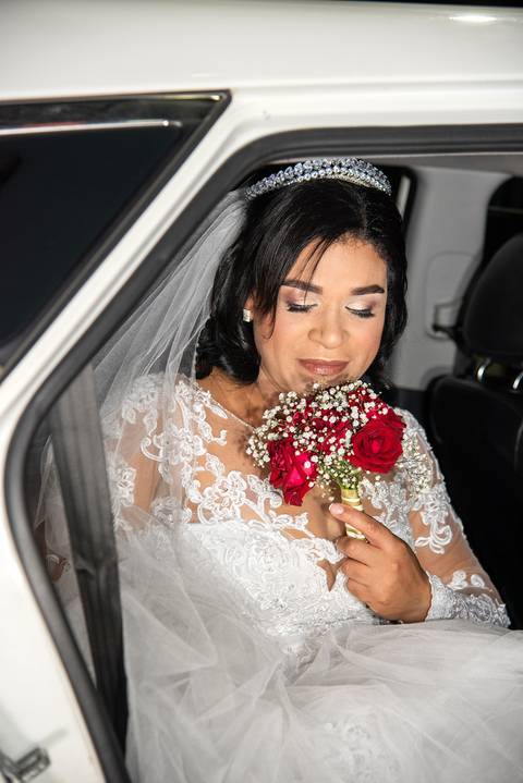 Fotografia da Noiva Cheirando o Buquê Dentro do Carro em São Paulo - SP Feita por Priscila Felix Fotógrafa de Casamentos, Ensaios e Família'