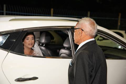 Fotografia do Pai da Noiva Vindo Buscá-la No Carro e Eles Se Olhando Emocionados em São Paulo - SP Feita por Priscila Felix Fotógrafa de Casamentos, Ensaios e Família'