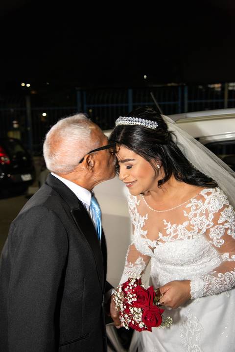Fotografia do Pai Beijando a Testa da Noiva em São Paulo - SP Feita por Priscila Felix Fotógrafa de Casamentos, Ensaios e Família'