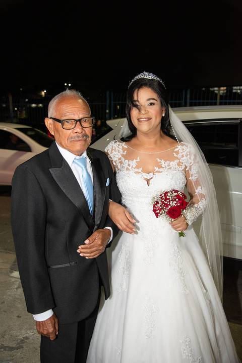 Fotografia do Pai Com a Noiva de Braços Dados A Caminho do Altar em São Paulo - SP Feita por Priscila Felix Fotógrafa de Casamentos, Ensaios e Família'