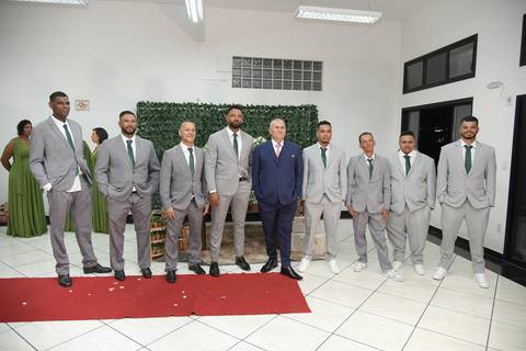 Fotografia do Noivo Com Os Padrinhos em São Paulo - SP Feita por Priscila Felix Fotógrafa de Casamentos, Ensaios e Família'