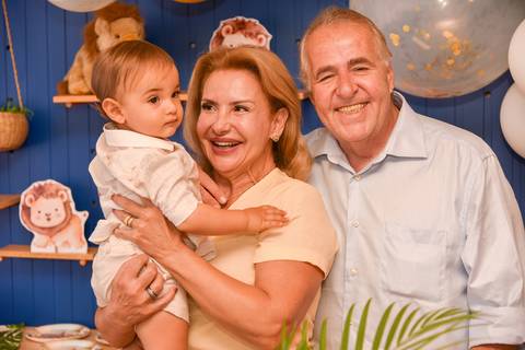 Foto do Aniversariante Com Os Avós Na Mesa do Bolo Em São Paulo - SP, Foto Feita Pela Priscila Felix Fotógrafa de Família, Casamento e Ensaios '