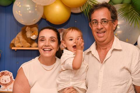 Foto do Aniversariante Com Os Avós Na Mesa do Bolo Em São Paulo - SP, Foto Feita Pela Priscila Felix Fotógrafa de Família, Casamento e Ensaios '
