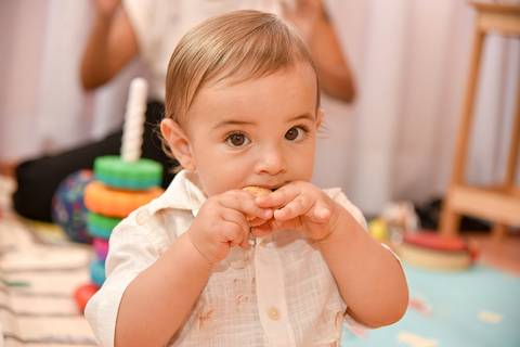 Foto do Aniversariante Comendo Em São Paulo - SP, Foto Feita Pela Priscila Felix Fotógrafa de Família, Casamento e Ensaios '