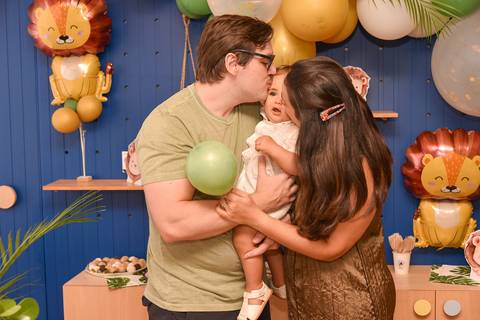 Foto dos Pais Beijando o Aniversariante Na Bochecha Em São Paulo - SP, Foto Feita Pela Priscila Felix Fotógrafa de Família, Casamento e Ensaios '