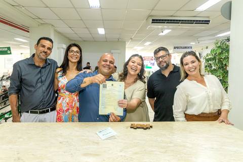 Fotografia dos Noivos Mostrando A Certidão De Casamento Ao Lado Dos Padrinhos em São Paulo - SP Feita por Priscila Felix Fotógrafa de Casamentos, Ensaios e Família'