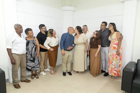 Fotografia dos Noivos Se Beijando Ao Lado Dos Pais e Padrinhos em São Paulo - SP Feita por Priscila Felix Fotógrafa de Casamentos, Ensaios e Família'