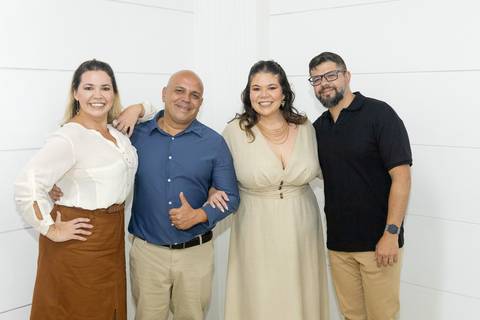 Fotografia dos Noivos Com Os Padrinhos em São Paulo - SP Feita por Priscila Felix Fotógrafa de Casamentos, Ensaios e Família'