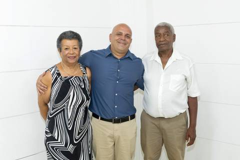 Fotografia do Noivo Com Os Pais em São Paulo - SP Feita por Priscila Felix Fotógrafa de Casamentos, Ensaios e Família'