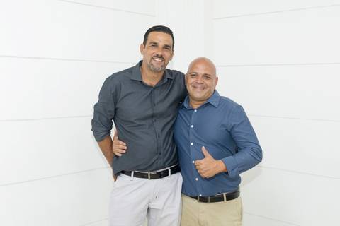 Fotografia do Noivo Com O Padrinho em São Paulo - SP Feita por Priscila Felix Fotógrafa de Casamentos, Ensaios e Família'
