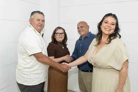 Fotografia dos Noivos Cumprimentando Os Amigos em São Paulo - SP Feita por Priscila Felix Fotógrafa de Casamentos, Ensaios e Família'