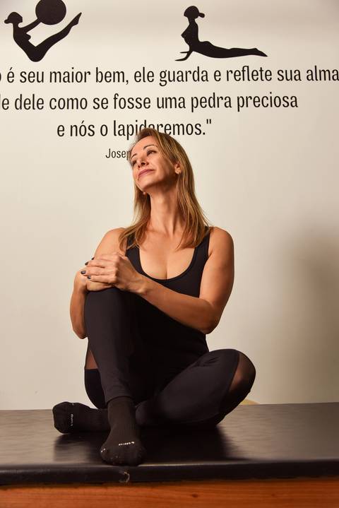 Foto da Modelo Sentada No Cadillac, No Estúdio De Pilates  em São Paulo - SP, Foto Feita Pela Priscila Felix Fotógrafa de Família, Casamento e Ensaios '