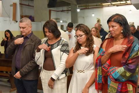 Fotografia Da Vitória Com Pais e Padrinhos Fazendo O Sinal Da Cruz Na Paróquia São Judas Tadeu em São Paulo, SP Feita por Priscila Felix Fotógrafa de Casamentos, Ensaios e Família'