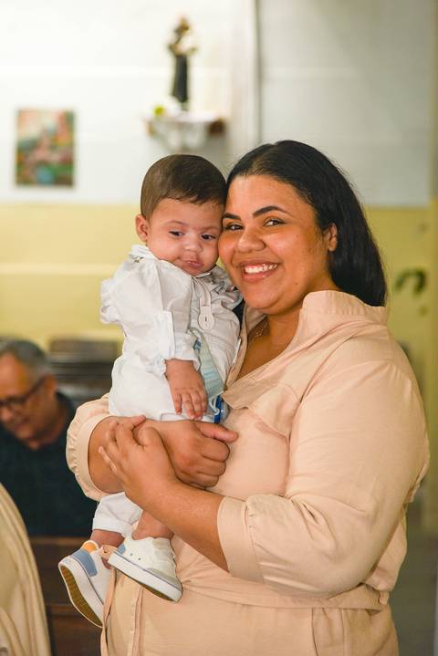Fotografia Do Iogo No Colo Da Mãe Na Paróquia São Judas Tadeu em São Paulo, SP Feita por Priscila Felix Fotógrafa de Casamentos, Ensaios e Família'