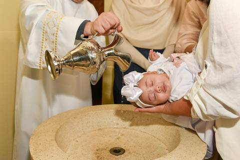 Fotografia Do Padre Batizando a Cecília Na Pia Batismal Na Paróquia São Judas Tadeu em São Paulo, SP Feita por Priscila Felix Fotógrafa de Casamentos, Ensaios e Família'