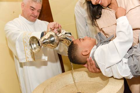 Fotografia Do Padre Batizando o Levi Na Pia Batismal Na Paróquia São Judas Tadeu em São Paulo, SP Feita por Priscila Felix Fotógrafa de Casamentos, Ensaios e Família'
