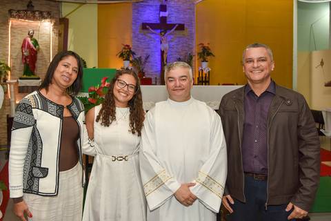 Fotografia Da Vitória Com O Padre E Seus Padrinhos Na Paróquia São Judas Tadeu em São Paulo, SP Feita por Priscila Felix Fotógrafa de Casamentos, Ensaios e Família'