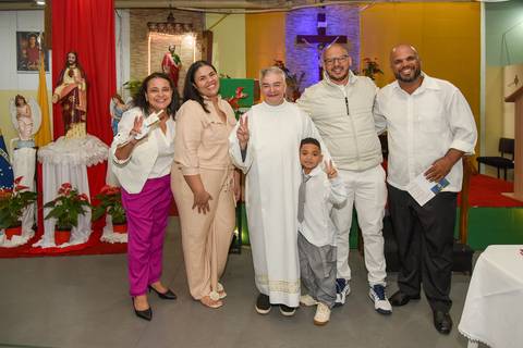 Fotografia Do Levi Com O Padre E Seus Padrinhos Na Paróquia São Judas Tadeu em São Paulo, SP Feita por Priscila Felix Fotógrafa de Casamentos, Ensaios e Família'